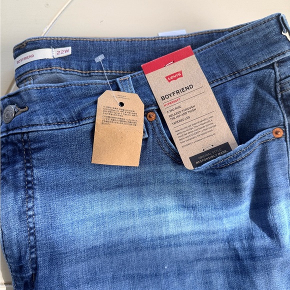 Levi's womans Classic Indigo Slim Straight Jeans - Picture 2 of 7